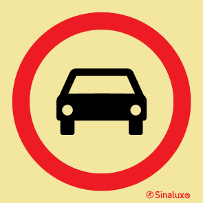 Señal de prohibición con el pictograma de circulación prohibida a vehículos con motor