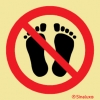 Señal de prohibición con el pictograma de prohibido caminar descalzo