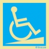 Señal informativa con el pictograma de rampa ascendente para personas con discapacidad motora
