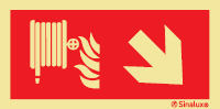 Señal de equipo de lucha contra incendio con el pictograma de boca de incendio equipada y flecha diagonal hacia bajo a la derecha