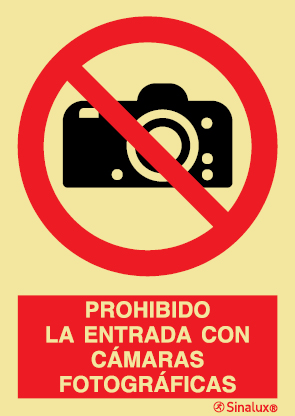 Señal de prohibición con el pictograma y texto de prohibido la entrada con cámaras fotográficas