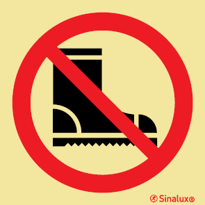 Señal de prohibición con el pictograma de prohibido el uso de calzado con herrajes
