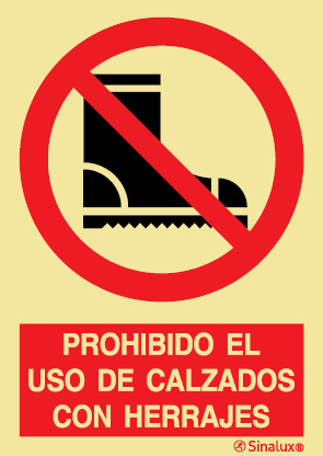 Señal de prohibición con el pictograma y texto de prohibido el uso de calzado con herrajes