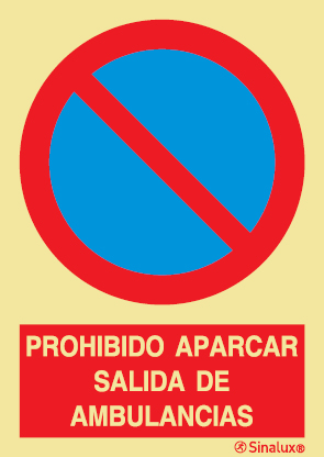 Señal de prohibición con el pictograma y texto de prohibido aparcar. Salida de ambulancias