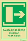Señal de evacuación para apertura de puertas con el pictograma de DESLIZAR PARA ABRIR y con el texto SALIDA DE SOCORRO DESLIZAR PARA ABRIR y flecha horizontal a la derecha