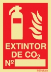 Señal de equipo de lucha contra incendio con el pictograma y texto para el número de extintor de CO2