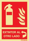 Señal de equipo de lucha contra incendio con el pictograma de extintor y texto EXTINTOR AL OUTRO LADO