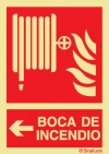 Señal de equipo de lucha contra incendio con el pictograma y texto de boca de incendio equipada y flecha horizontal a la izquierda