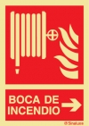 Señal de equipo de lucha contra incendio con el pictograma y texto de boca de incendio equipada y flecha horizontal a la derecha