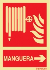 Señal de equipo de lucha contra incendio con el pictograma y texto de manguera y flecha horizontal a la derecha