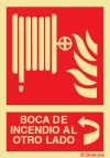 Señal de equipo de lucha contra incendio con el pictograma de boca de incendio equipada y texto BOCA DE INCENDIO AL OUTRO LADO
