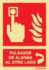 Señal de equipo de alarma o alerta contra incendio con el pictograma de pulsador de alarma y el texto PULSADOR DE ALARMA AL OUTRO LADO