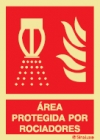 Señal de equipo de lucha contra incendio con el pictograma de rociador y texto AREA PROTEGIDS POR ROCIADORES
