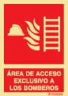 Señal de equipo de lucha contra incendio con el pictograma y texto de área reservada a bomberos