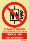Señal de prohibición con el pictograma y texto de no utilizar el ascensor