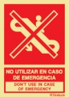 Señal de prohibición del uso de escaleras mecánicas y con los textos en dos lenguas NO UTILIZAR EN CASO DE EMERGENCIA DON`T USE IN CASE OF EMERGENCY