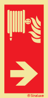 Señal de equipo de lucha contra incendio con el pictograma de boca de incendio equipada y flecha horizontal a la derecha