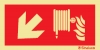 Señal de equipo de lucha contra incendio con el pictograma de boca de incendio equipada y flecha diagonal hacia bajo a la izquierda
