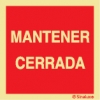 Señal de equipo de lucha contra incendio con el texto MANTENER CERRADA