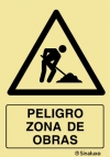 Señal de peligro con el pictograma y texto de zona de obras