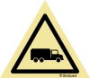 Señal de peligro con el pictograma de paso de camiones
