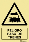 Señal de peligro con el pictograma y texto de paso de trenes