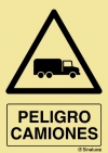 Señal de peligro con el pictograma y texto de paso de camiones