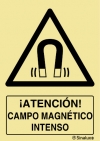 Señal de peligro con el pictograma y texto de campo magnético intenso