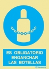 Señal de obligación con el pictograma y texto de obligatorio el uso de enganchar las botellas