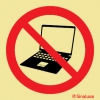 Señal de prohibición con el pictograma de prohibido el uso de ordenadores portátiles