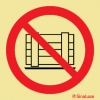 Señal de prohibición con el pictograma de prohibido depositar materiales mantener libre el paso