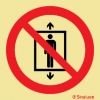 Señal de prohibición con el pictograma de prohibido el uso del ascensor a personas