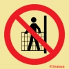 Señal de prohibición con el pictograma de prohibido el uso del ascensor a personas solo mercancías