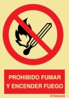 Señal de prohibición con el pictograma y texto de prohibido fumar o encender fuego