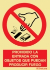 Señal de prohibición con el pictograma y texto de prohibido la entrada de objectos que puedan producir fuego