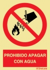 Señal de prohibición con el pictograma y texto de prohibido apagar con agua