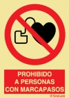Señal de prohibición con el pictograma y texto de prohibido el paso a personas con marcapasos