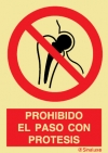 Señal de prohibición con el pictograma y texto de prohibido el paso a personas con prótesis
