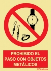 Señal de prohibición con el pictograma y texto de prohibido el paso a personas con objectos metálicos