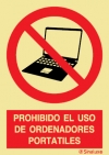 Señal de prohibición con el pictograma y texto de prohibido el uso de ordenadores portátiles
