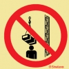Señal de prohibición con el pictograma de prohibido permanecer debajo la grúa