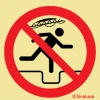 Señal de prohibición con el pictograma de prohibido saltar las zanjas