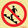 Señal de prohibición con el pictograma de prohibido acceso a la escalera