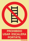 Señal de prohibición con el pictograma y texto de prohibido utilizar escalera portátil