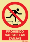 Señal de prohibición con el pictograma y texto de prohibido saltar las zanjas