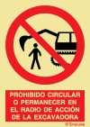 Señal de prohibición con el pictograma y texto de prohibido permanecer cerca de la excavadora