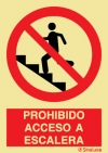 Señal de prohibición con el pictograma y texto de prohibido acceso a la escalera