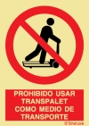 Señal de prohibición con el pictograma y texto de prohibido usar transpaleta como medio de transporte