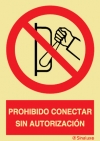 Señal de prohibición con el pictograma y texto de prohibido conectar sin autorización