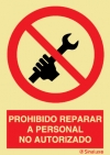Señal de prohibición con el pictograma y texto de prohibido reparar a personal no autorizado